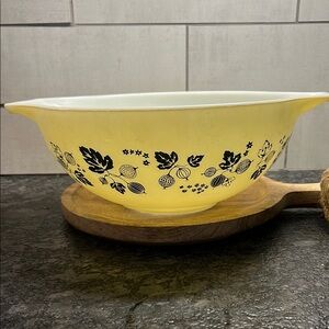 Vintage PYREX Yellow Mixing Bowl GOOSEBERRY Pattern. In excellent condition #444